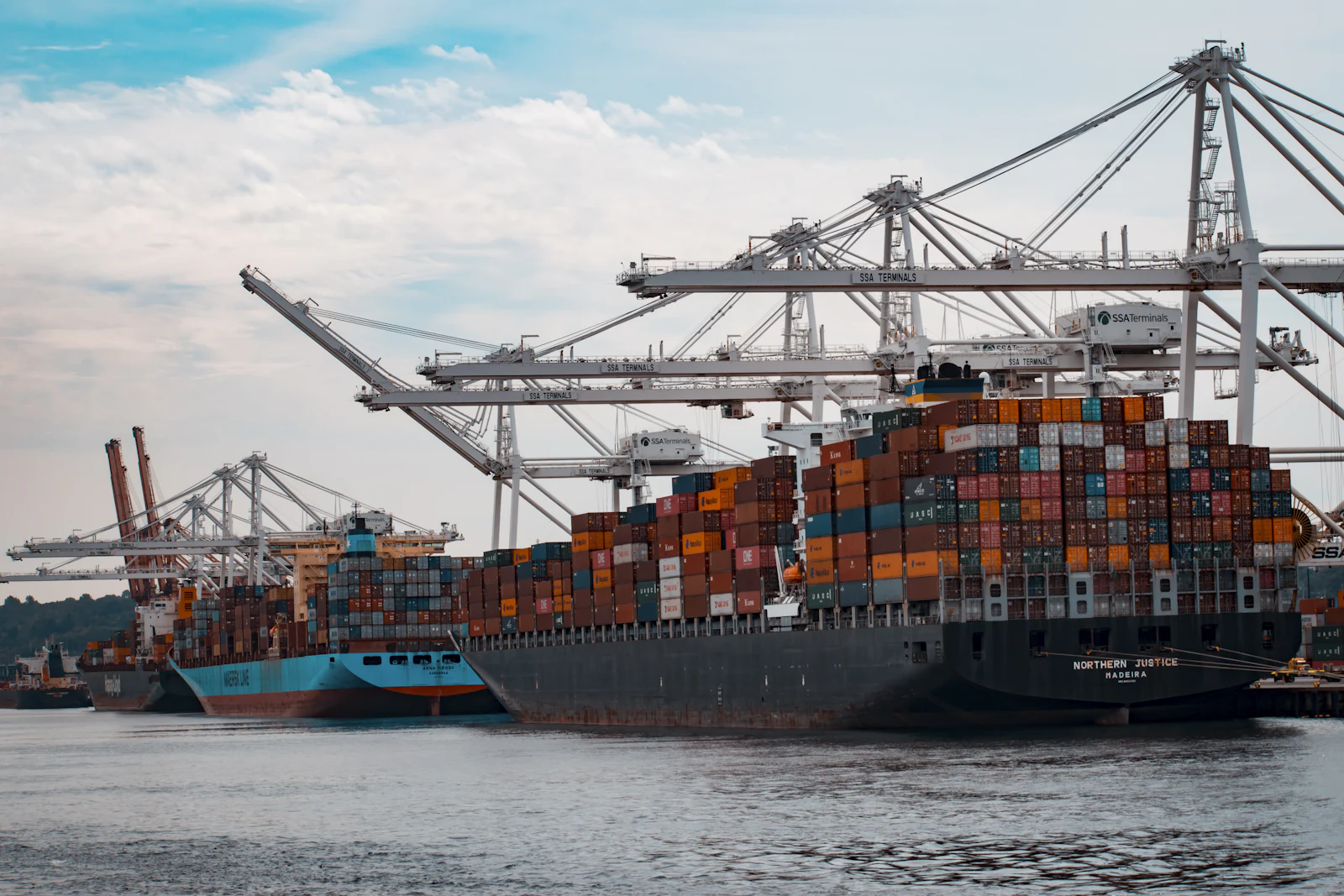 Puerto con contenedores y carga